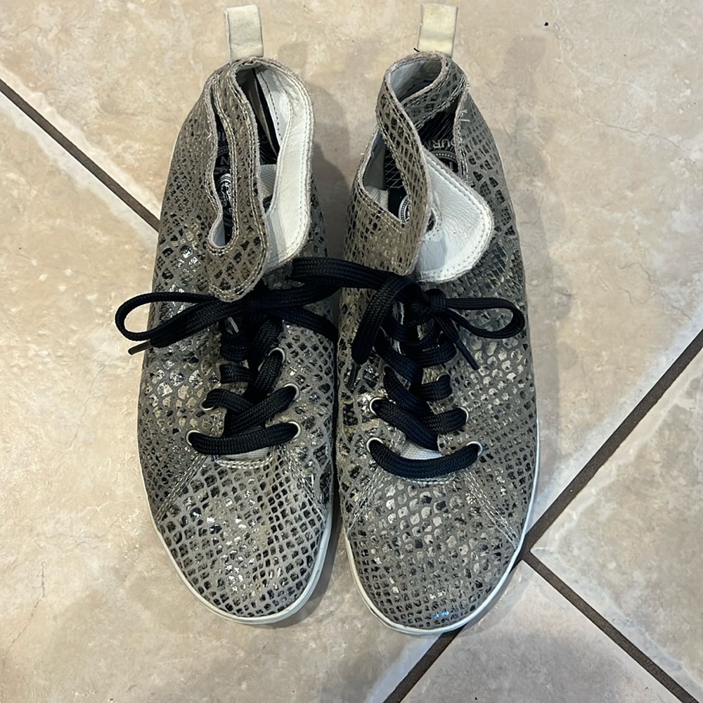 NFN Gourmet Woman’s Uno SP Snakeskin High Top Sneakers Size 9 M
